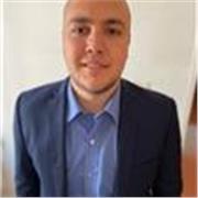 Ingeniero dicta clases de matemática a alumnos de todas las edades