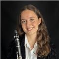 Profesora de clarinete imparte clases a personas de todas las edades