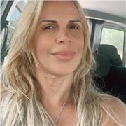 Sou comunicativa, alegre e comprometida com o que faço