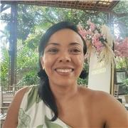 Profesora de apoyo escolar a niños en forma virtual