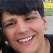 Profesor de ciencias sociales imparte clases a chicos de entre primaria y ciclo basico de secundaria