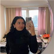 Mathe-Tutor, der Kindern bei den Hausaufgaben hilft und ihnen die Inhalte verständlich erklärt