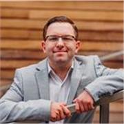 Jestem Dawid i uczę skutecznie Excela przez praktykę.