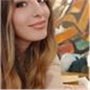 Studentessa universitaria in educazione e formazione impartisce lezioni di storia dell'arte, e materie umanistiche