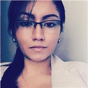 Profesora en apoyo especializado en química organiza clases prácticas de laboratorio y talleres escolares o universitarios