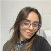 Apta para dar clases a todas la edades y todos los niveles. Especializada en exámenes oficiales