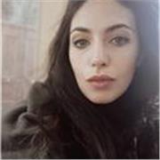 Laureata all'accademia di belle Arti Mario Sironi, impartisce lezioni private di storia dell'arte