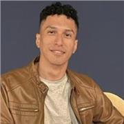 Profesor de Inglés imparte clases a personas de todas las edades