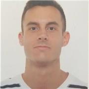 Entrenador de tenis para diferentes edades y niveles.