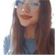 studentessa di liceo scientifico offre aiuto per compiti pomeridiani