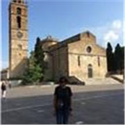 laureata in filosofia assiste bambini e ragazzi nello svolgimento dei compiti
