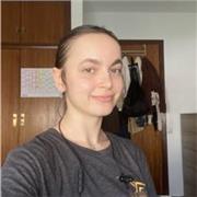 Profesora titulada en educación infantil y en periodo de formación de educación primaria. Además de formada en integración social.