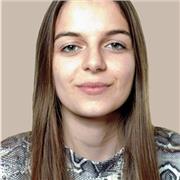 Mestra d’Educació Primària ofereix classes de reforç a nens i nenes de primària i ESO