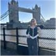 Estudiante universitaria, apta para enseñar inglés a niños y adolescentes. 