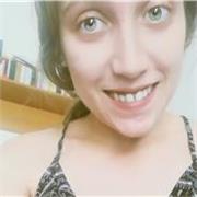 Giovane ragazza con diploma musicale offre lezioni private di livello base
