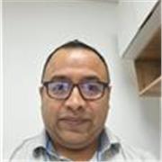 Profesor imparte el curso de Matematica para alumnos de primaria y secundaria