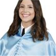 Profesora de inglés imparte clases a niños de todas las edades