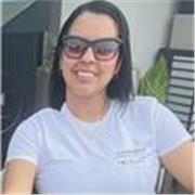Profesor para estudiantes de primaria, introduciendo actividades dinámicas donde aprendan vocabulario en un inicio