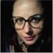 Con esperienza decennale nell'insegmento individuale e non sono la persona perfetta . Empatica solare diverte e autorevole 