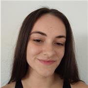 Soy una estudiante de universidad a la que le encantan los niños, por eso me gustaría ayudar a los más pequeños con sus deberes.