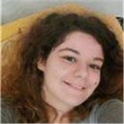 Studentessa universitaria impartisce lezioni di letteratura italiana per scuole medie e superiori