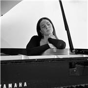 profesora de piano apasionada en último año de carrera que busca enseñas a todos los niveles y edades, transmitiendo la música!