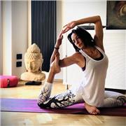 Insegnante di yoga dinamico, Vinyasa yoga, Burning yoga e Yoga per sportivi, lezioni private costruite su misura per aumentare le prestazioni sportive, elasticità e forza, diminuendo notevolmente il rischio di infortuni o dolori causati da una modalità di