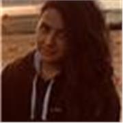 Persona con paciencia y empatía a respuesta a ayudar a los más pequeños con sus clases de matemáticas.