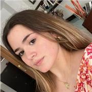 Profesora de cualquier asignatura imparte clases a niños