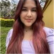 Profesora de inglés imparte clases a niños de todas las edades