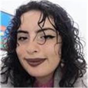 Profesora de apoyo escolar de manera presencial para mejorar las habilidades artisticas y creativas de los niños