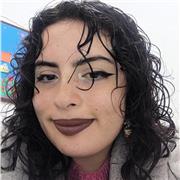 Profesora de apoyo escolar de manera presencial para mejorar las habilidades artisticas y creativas de los niños