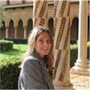 Docente di scuola primaria e professoressa di storia impartisce lezioni online di tutte le materie