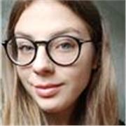 Studentessa universitaria impartisce lezioni a studenti di scuole medie e elementari