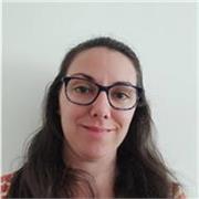 Maestra de español dicta clases para niños de primaria