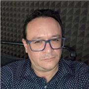 Profesor que imparte clases de producción de Televisión y Medios Digitales