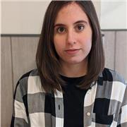 Estudiante universitaria imparte clases para primera y ESO.