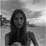 Profesora en idiomas con experiencia también en el extranjero. Entusiasta, alegre y sociable.