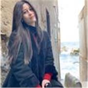 Studentessa di ingegneria impartisce lezioni di matematica a studenti di scuola elementare e media