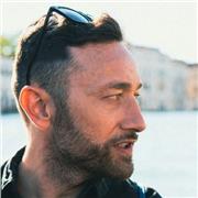 Insegnante di grafica, laureato al Politecnico, ha lavorato e collaborato con aziende nazionali e internazionali