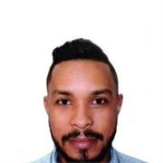 El profesor de matemáticas y física guía a estudiantes de diferentes edades