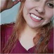 Profesora de apoyo y aprendizaje con experimentos y juegos dinámicos