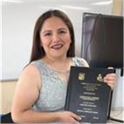 Profesora de primaria imparte clases a niños en educación básica