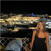 Studentessa a breve laureata in Scienze politiche e delle relazioni internazionali, offre lezioni di lingue e materie umanistiche