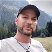 Ho reso la mia passione il mio lavoro. Vivo in Alto Adige e insegno l'Italiano e il tedesco. Oltre che ovviamente all'inglese.