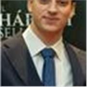 Me gustaría dar clases a niños de primaria para ayudarles con las tareas y soy trabajador y me encantan los niños y el deporte. Puedo dar tanto clases de repaso de asignaturas o incluso deportes en algún equipo destacando natación y futbol