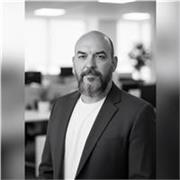 Me defino como desarrollador y creador especializado en inteligencia artificial aplicada, enfocado en formar a estudiantes y profe