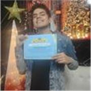 Profesor que imparte clases de cantó y teoría musical