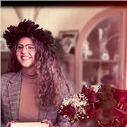 Posso insegnare tutte le materie per studenti di medie ed elementari, per quando riguarda le superiori: italiano, storia, anatomia, biologia e psicologia. Per la classe universitaria: pedagogia e psicologia