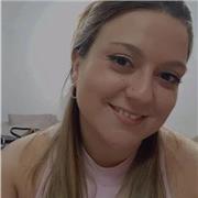 Insegnante d'inglese impartisce lezioni a studenti di liceo ed istituti professionali